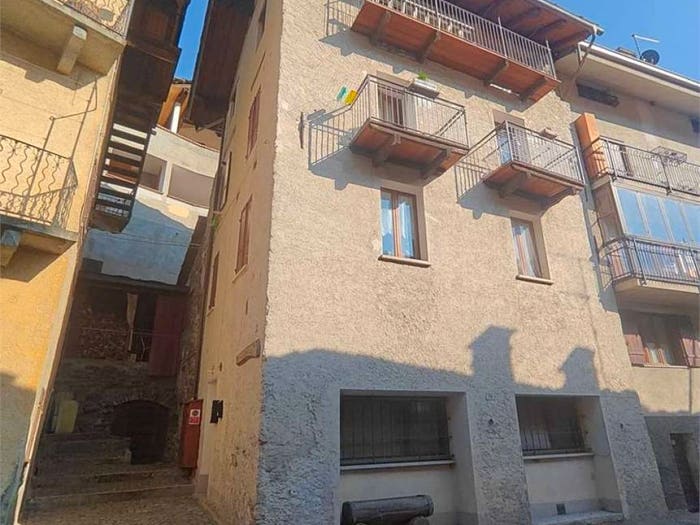 Appartamento trilocale in vendita in Lillianes
