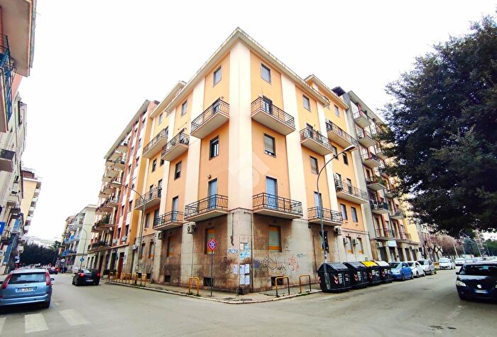 Appartamento con 8 locali in vendita in Via Marchese De Rosa, Foggia