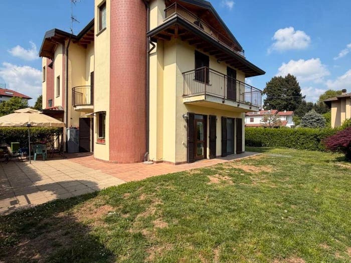 Appartamento trilocale in vendita in Via Vittorio Veneto, Faloppio