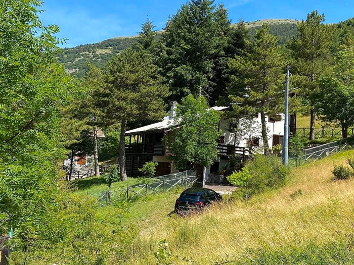 Casa con 6 locali in vendita in Via Piane, Bolognola
