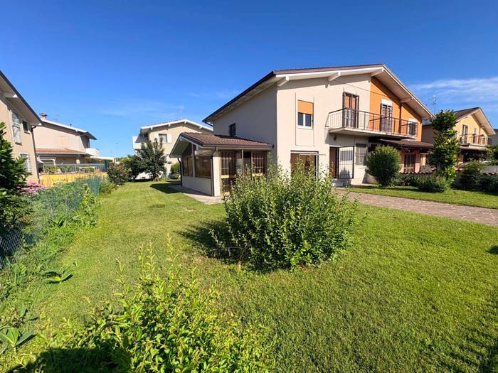 Casa con 6 locali in vendita in Via Aldo Moro, Centro, Ghedi