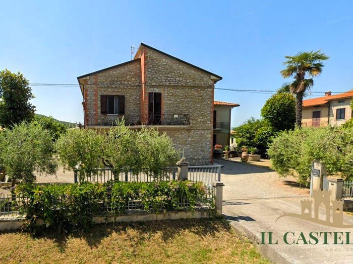 Casa con 6 locali in vendita in Via Trasimeno, Panicale