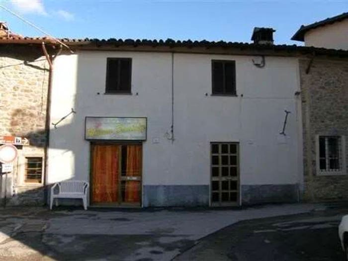 Appartamento con 6 locali in vendita in Via San Biagio, Camporgiano