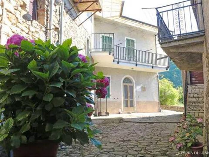 Casa con 6 locali in vendita in Strada Senza Nome, Pontremoli