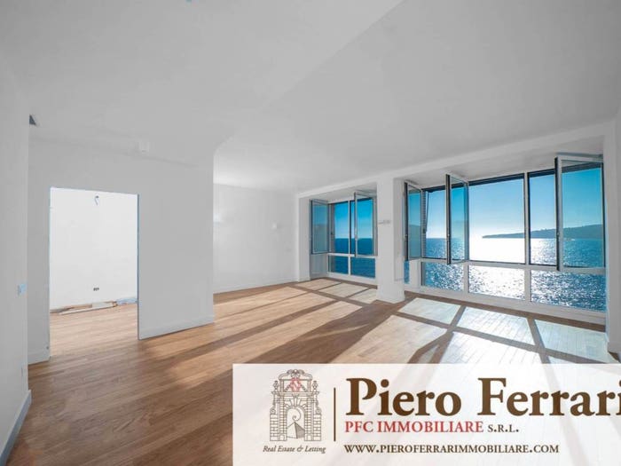 Appartamento trilocale in vendita in Via Chiatamone, Santa Lucia, Napoli