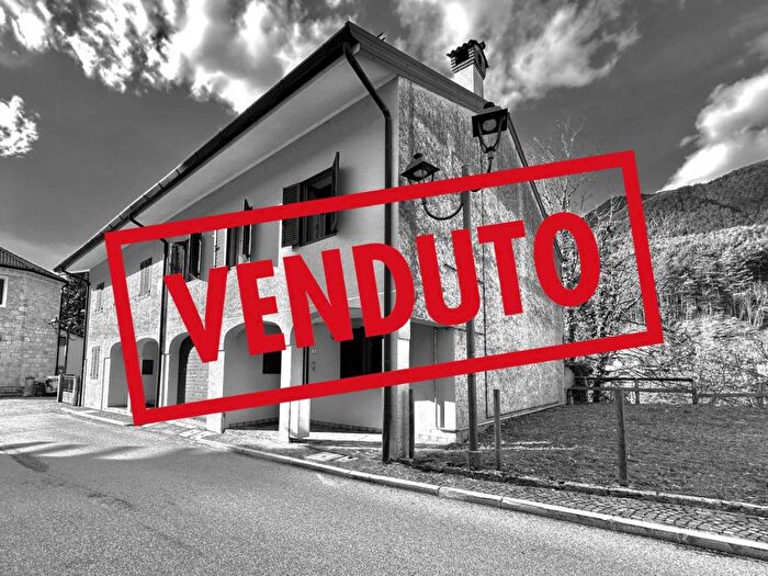 Casa con 6 locali in vendita in Resia