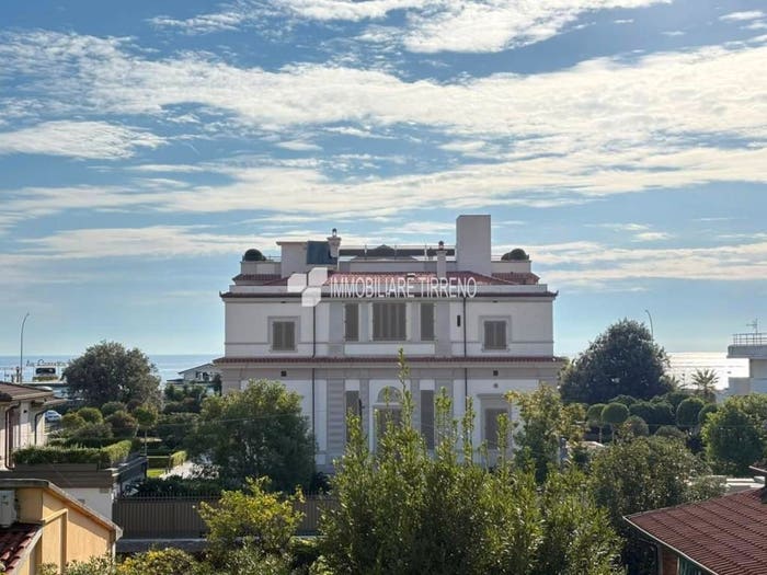 Appartamento trilocale in vendita in Via Ala, Marina di Massa Centro, Massa