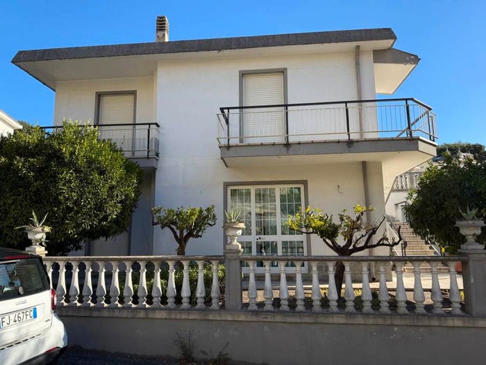 Casa con 6 locali in vendita in Via dei Pini, Centro, Boissano