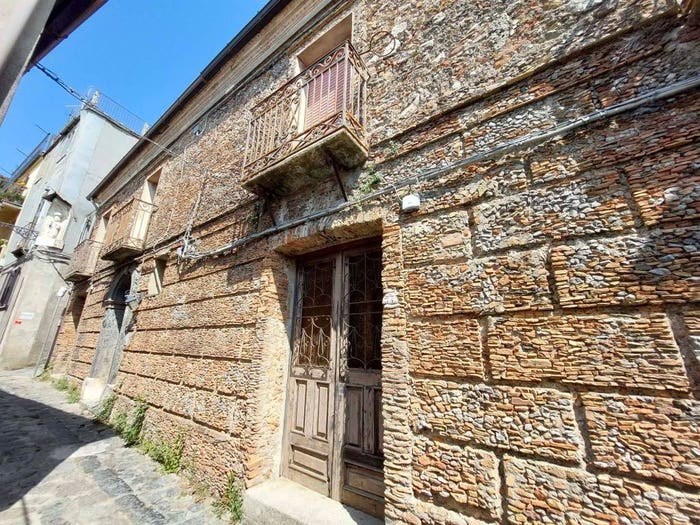 Casa con 6 locali in vendita in Via Castello, Centro, Tiriolo