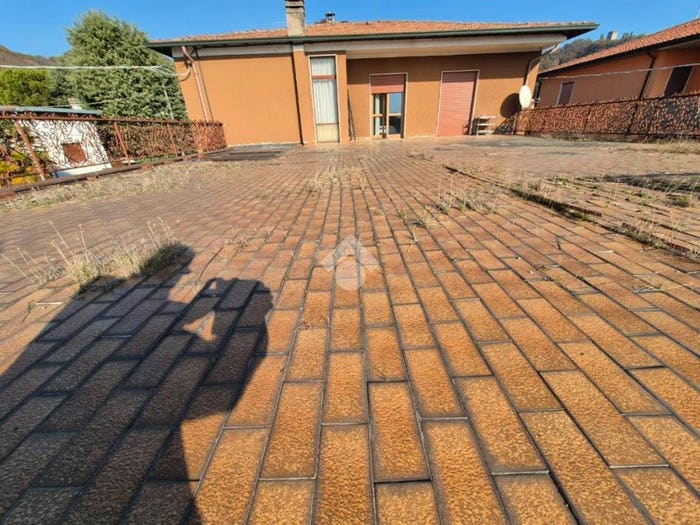 Casa quadrilocale in vendita in Via Papa Giovanni XXIII, Centro, Bagnatica
