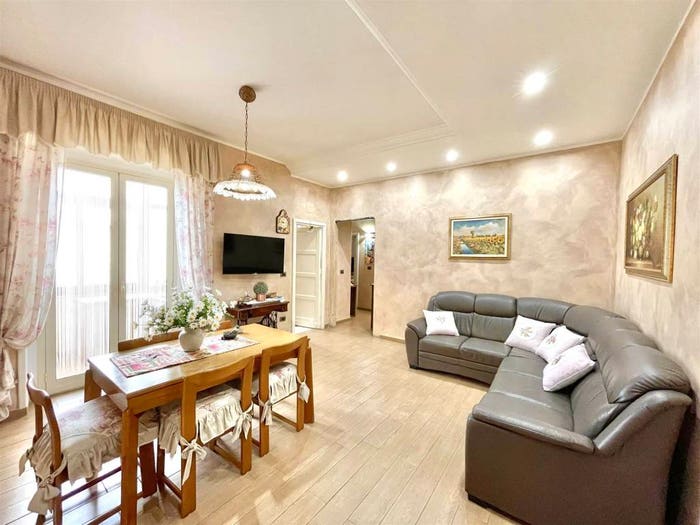 Appartamento trilocale in vendita in via Emanuele Bellia, Paternò