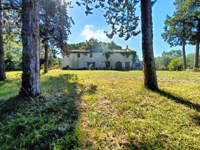 Casa con 6 locali in vendita in Mombaroccio