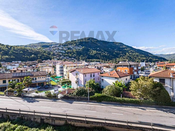 Appartamento quadrilocale in vendita in Piazza Aldo Moro, Centro, Lavena Ponte Tresa