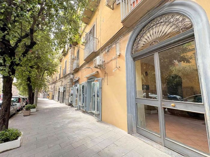 Appartamento trilocale in vendita in Via Santa Teresa degli Scalzi, Stella Materdei, Napoli