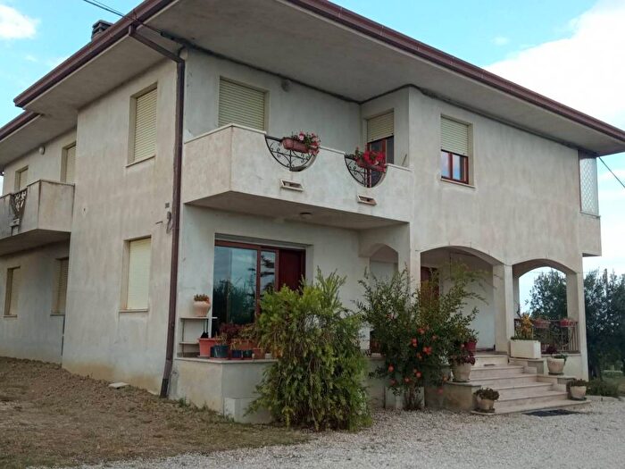 Casa con 6 locali in vendita in Contrada Vallasciano, Fermo