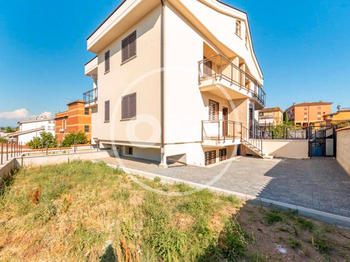 Appartamento trilocale in vendita in Via Francavilla di Sicilia, Borghesiana, Roma