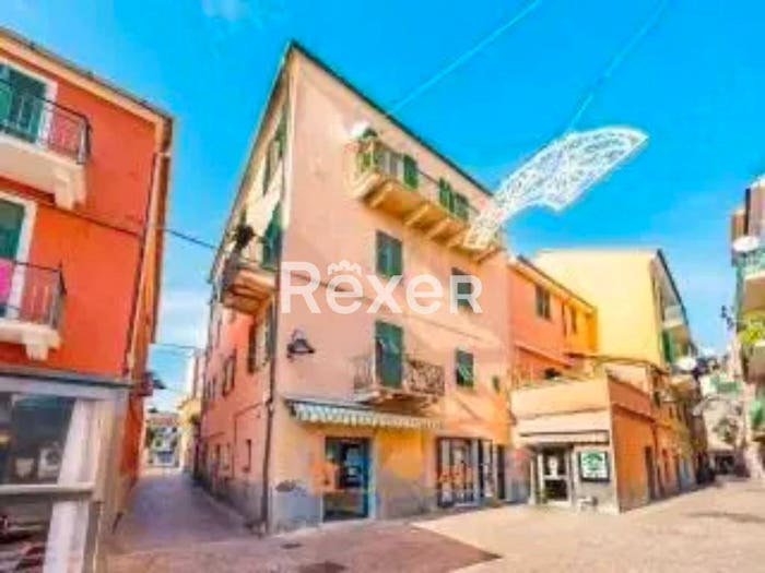 Appartamento trilocale in vendita in Via Giuseppe Garibaldi, Vado Centro, Vado Ligure