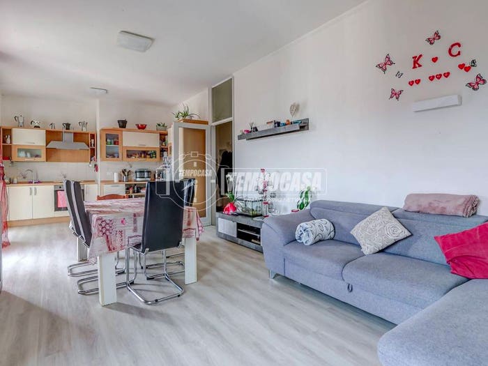 Appartamento trilocale in vendita in Piazzale Guglielmo Marconi, Centro, Luino