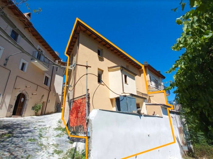 Casa quadrilocale in vendita in Via Cicisbei, Lucoli