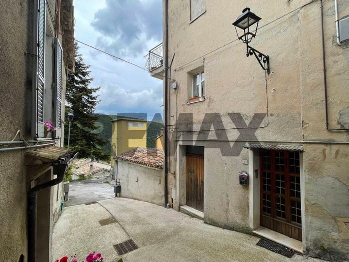 Appartamento con 6 locali in vendita in Vicolo Uccellini, Centro, Arcevia