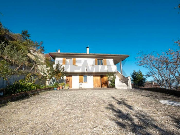 Casa con 6 locali in vendita in Via Monaci Silvestrini, Centro, Arcevia