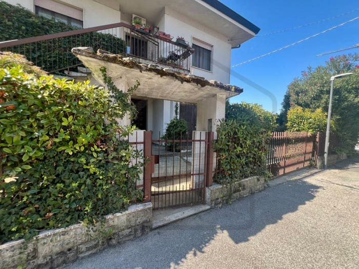 Casa trilocale in vendita in Via Flaminia, Centro, Montegrotto Terme