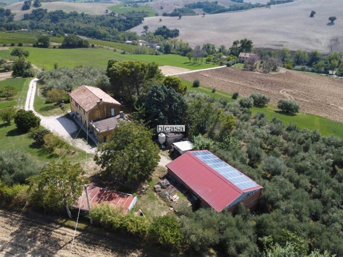 Casa con 6 locali in vendita in Isola del Piano