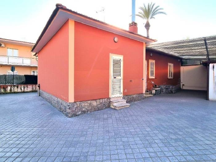 Casa quadrilocale in vendita in Via Cosenza, Mondragone