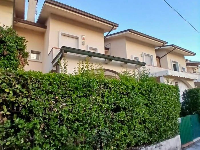 Casa con 6 locali in vendita in Via Stradella, Ronchi Poveromo, Massa