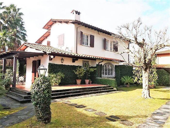 Casa con 10 locali in vendita in Via della Barbiera a, Forte Dei Marmi