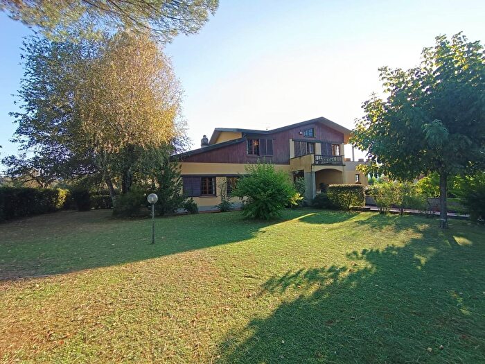 Casa con 10 locali in vendita in Barga