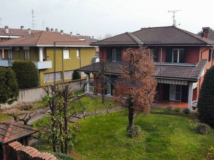 Casa con 6 locali in vendita in Casorezzo
