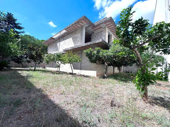 Casa con 6 locali in vendita in Viale Nino Di Palma, Campi Salentina