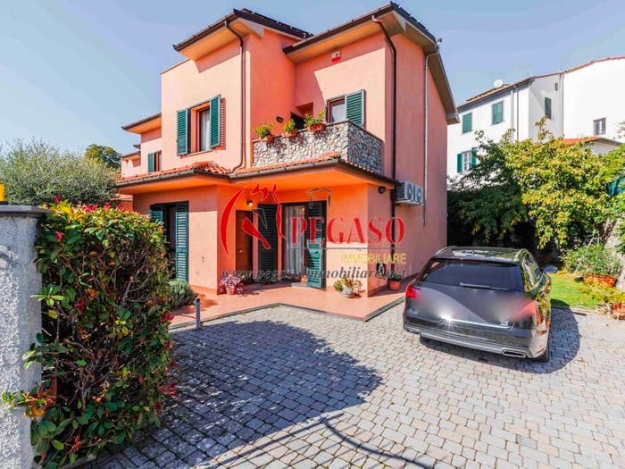 Casa con 5 locali in vendita in Via Santovecchio, Alberghi Via Romana Pescia Morta, Pescia