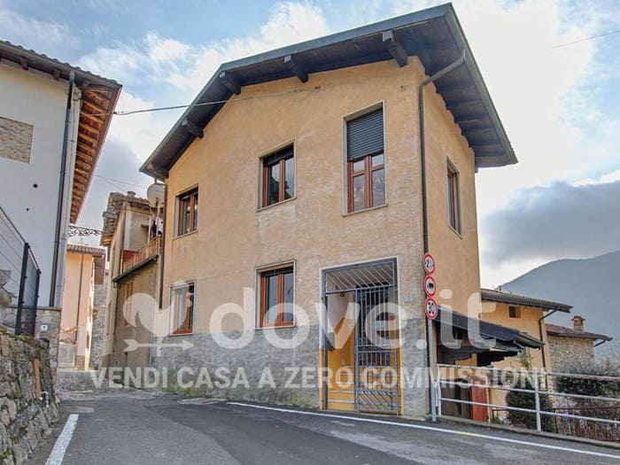 Casa quadrilocale in vendita in Via Madonna Monte Carmelo, Casazza