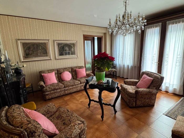 Casa con 6 locali in vendita in Corso Mazzini, Centro, Montebelluna