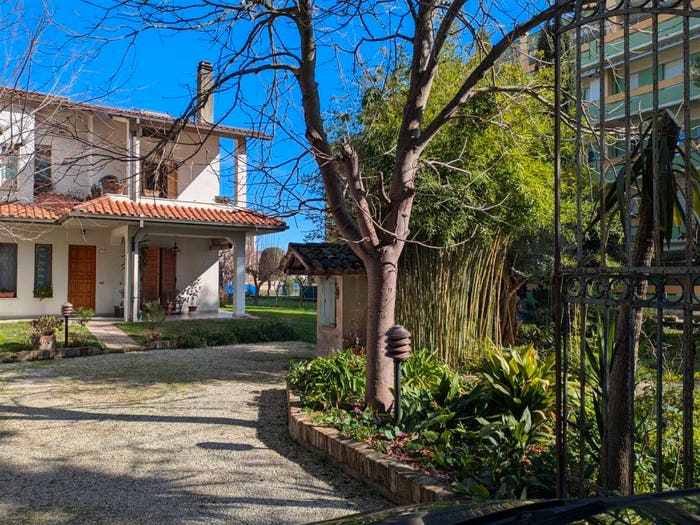 Casa con 6 locali in vendita in Vallato San Lazzaro, Fano