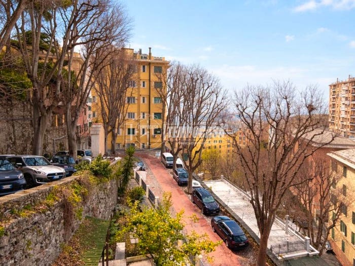 Appartamento con 6 locali in vendita in Salita San Francesco da Paola, Dinegro, Genova