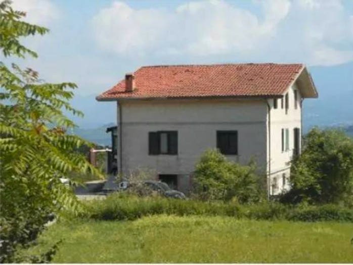 Appartamento con 5 locali in vendita in Via Perrizzoni Montefredane AV, Montefredane