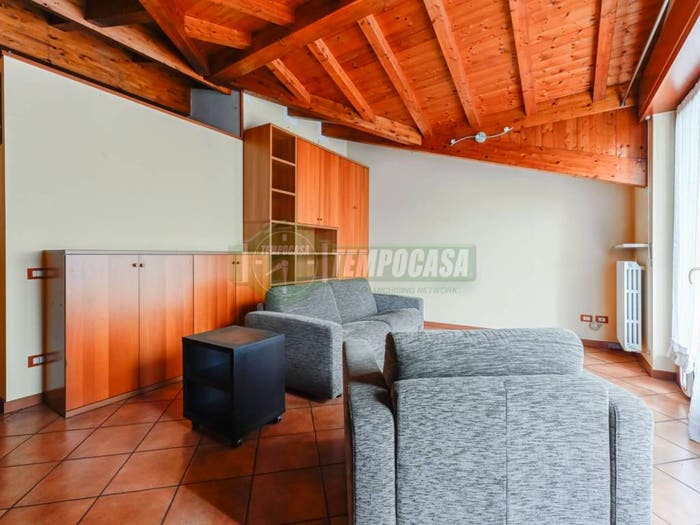 Casa con 6 locali in vendita in Via Vittorio Veneto, Busnago
