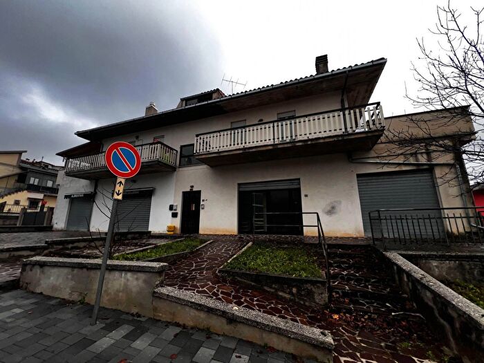 Appartamento trilocale in vendita in Via Marsicana, Pescorocchiano
