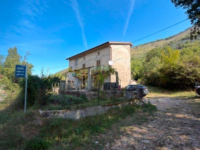 Casa con 6 locali in vendita in Strada Regionale Valle del Liri, Campodimele