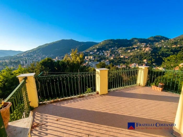 Casa trilocale in vendita in Salita alla Chiesa di Fontanegli, Bavari, Genova