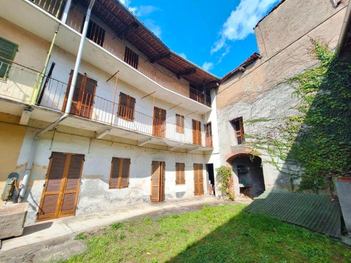 Casa con 6 locali in vendita in Via Cavour, Centro, Caravino