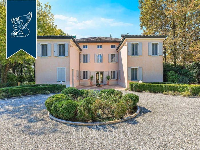 Casa con 6 locali in vendita in Correggio