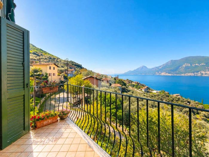 Appartamento trilocale in vendita in Via Ugo Foscolo, Magugnano, Brenzone sul Garda