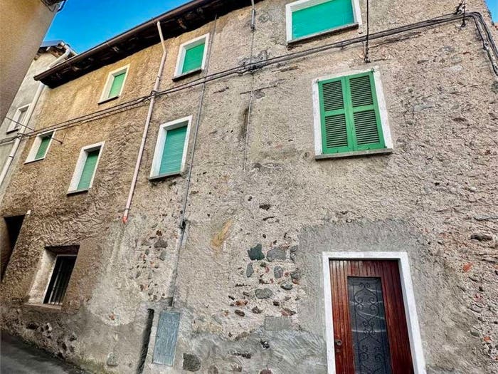 Casa con 6 locali in vendita in Introbio