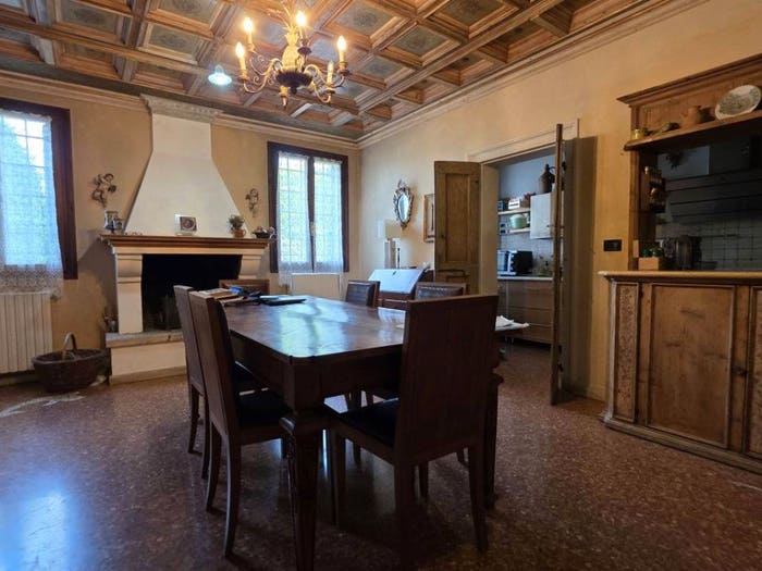 Casa con 6 locali in vendita in via Arzarello, Borgo Veneto