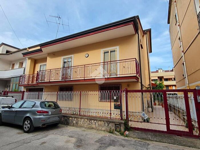 Casa quadrilocale in vendita in Via Enrico De Nicola, Casapulla