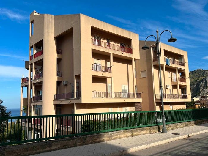Appartamento quadrilocale in vendita in Via Pietragrossa, Centro, Cefalù